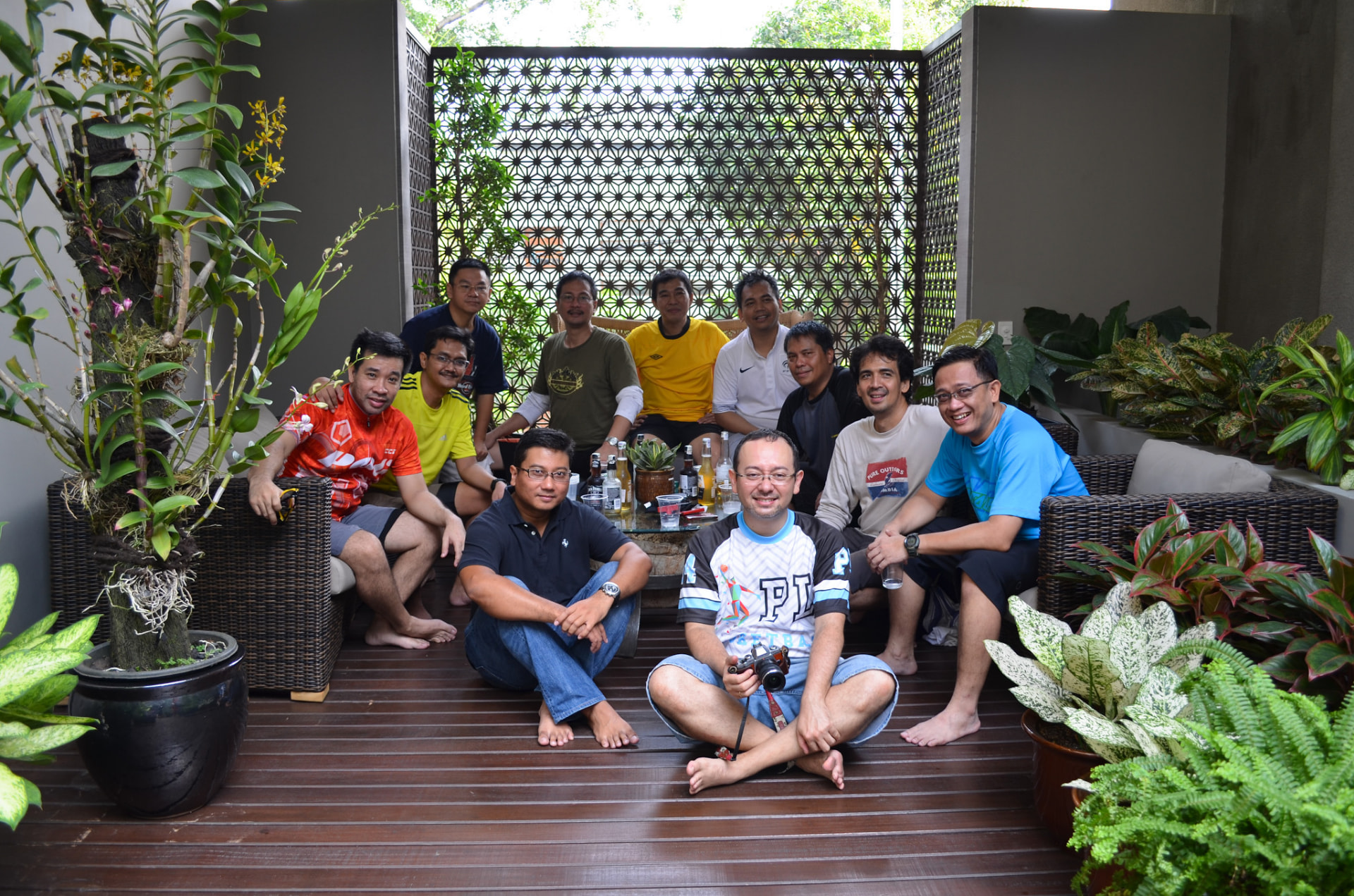 Tim bersantai di teras rumah